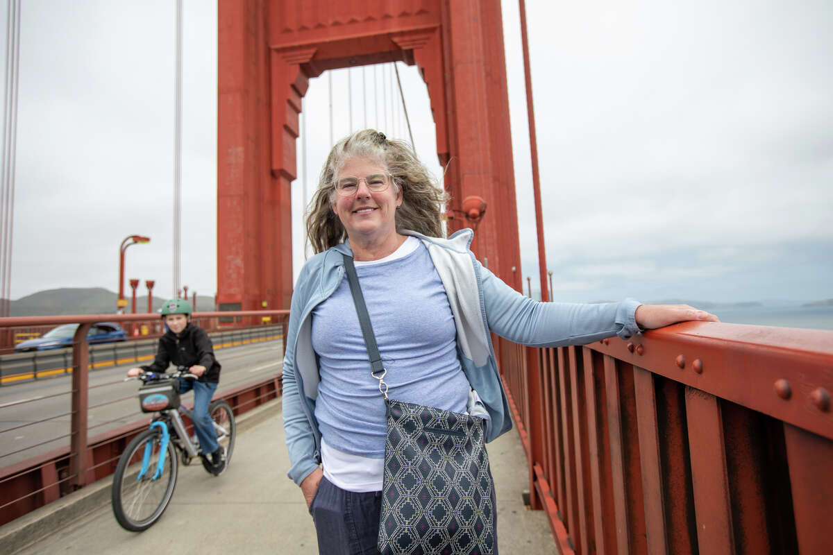 Teresa Carthy de Toronto camina por el puente Golden Gate en San Francisco el 31 de mayo de 2023.