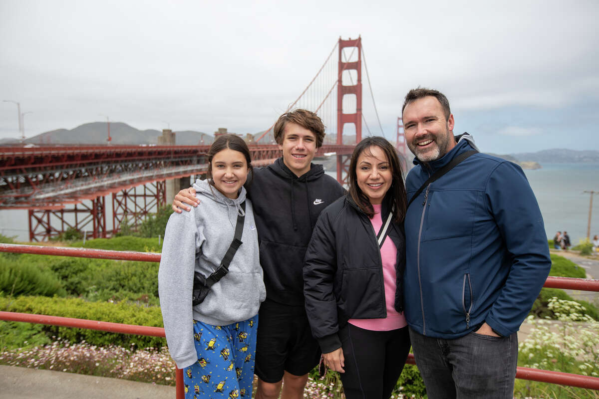 (De izquierda a derecha) Cailen, 12, Carter, 14, Catherine y Curtis Strange de Texas visitan el puente Golden Gate en San Francisco el 31 de mayo de 2023.