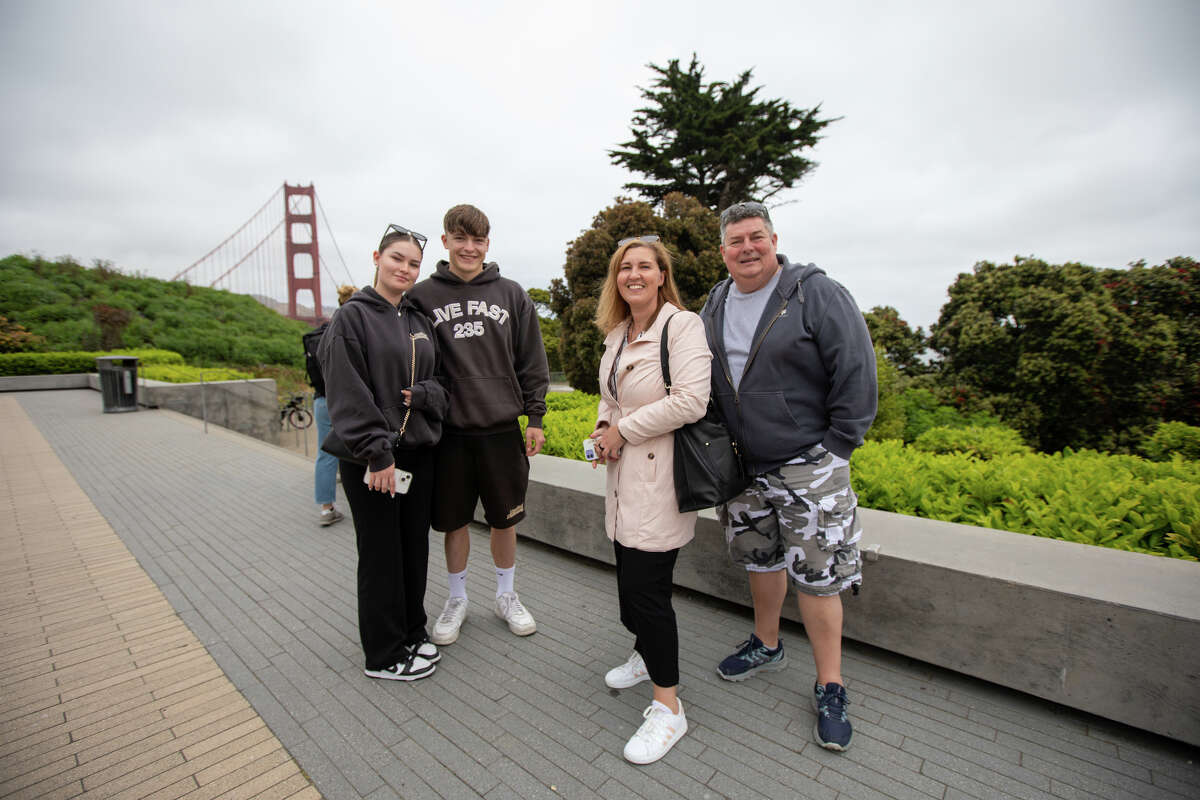 (De izquierda a derecha) Sarah Holmes, Paul Kraussold, Anett Kistner-Holmes y Ralph Holmes, de visita desde Alemania, cerca del puente Golden Gate en San Francisco el 31 de mayo de 2023.