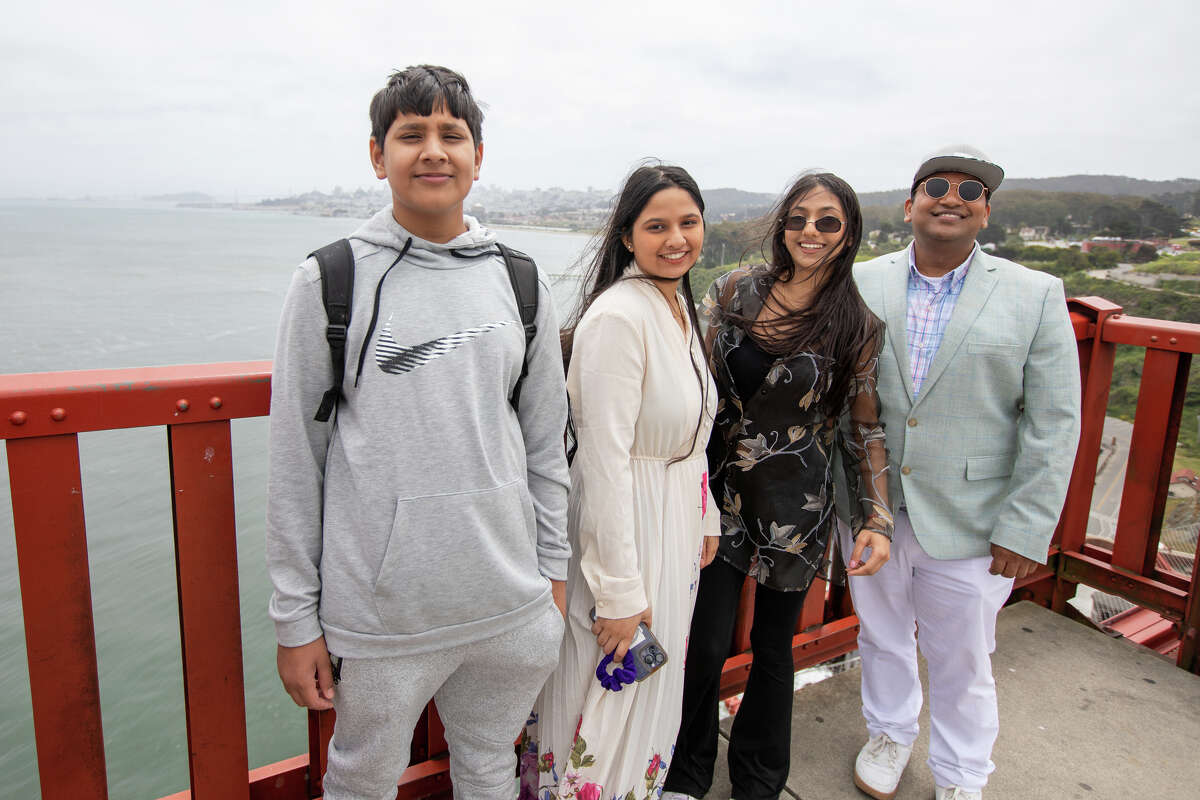 (De izquierda a derecha) Makaeel Ali, Sarah Ali, Zava Ali y Umar Farooq posan para una foto en el puente Golden Gate en San Francisco el 31 de mayo de 2023.