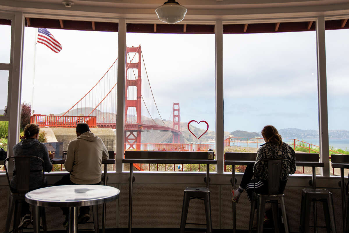 Los turistas miran por la ventana a Equator Coffees en el puente Golden Gate en San Francisco el 31 de mayo de 2023.