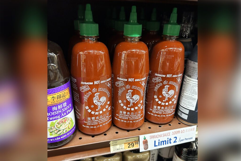 ‘Loco’: la gente le está robando Sriracha al señor Sisig en medio de la escasez