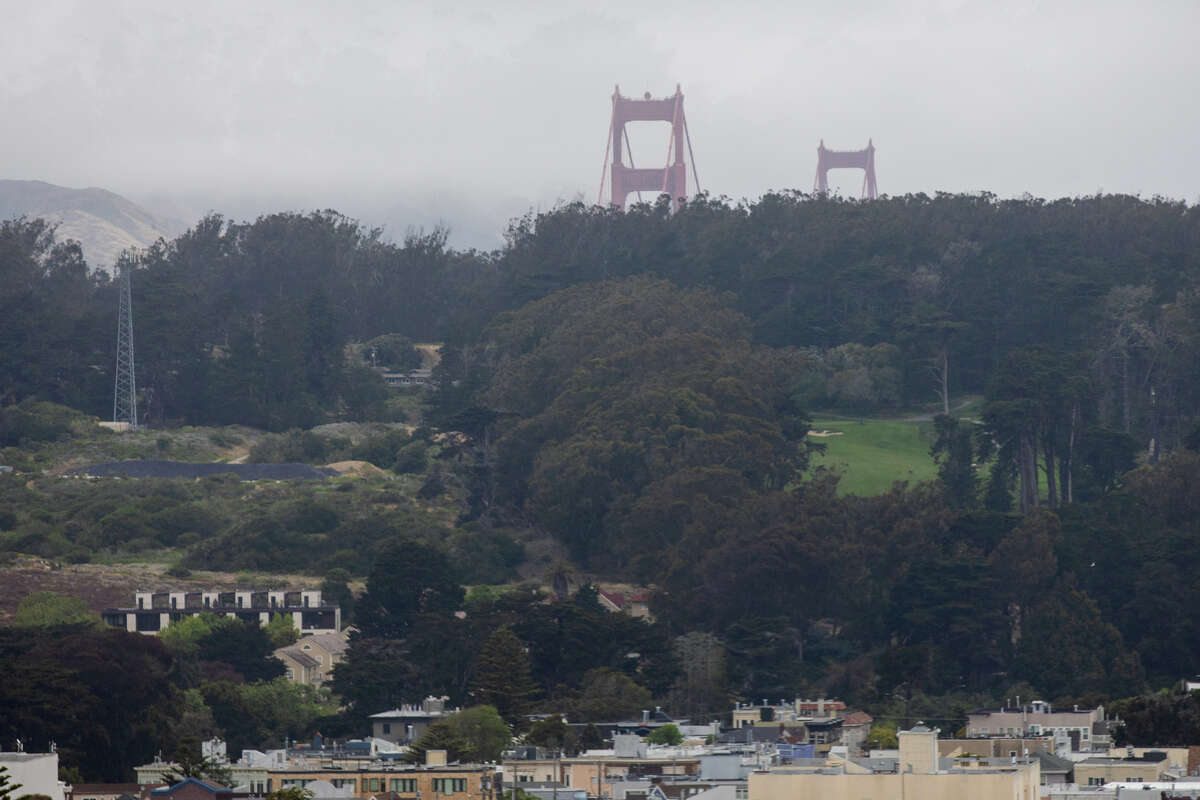 El Puente Golden Gate es visible desde el Observatorio DeYoung sobre el museo en el Parque Golden Gate en San Francisco.