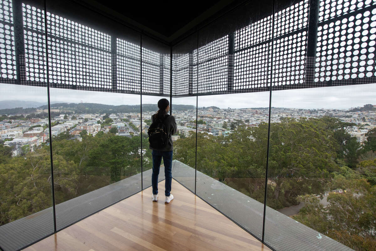 Un visitante contempla la vista desde el Observatorio DeYoung sobre el museo en el Golden Gate Park en San Francisco.