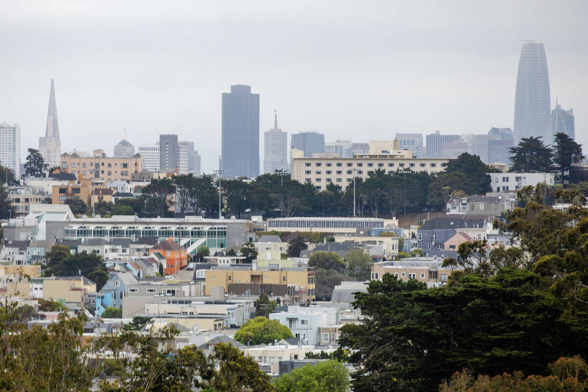 La vista del centro de San Francisco, incluida la Pirámide Transamerica y la Torre Salesforce desde el Observatorio DeYoung sobre el museo en el Golden Gate Park en San Francisco.