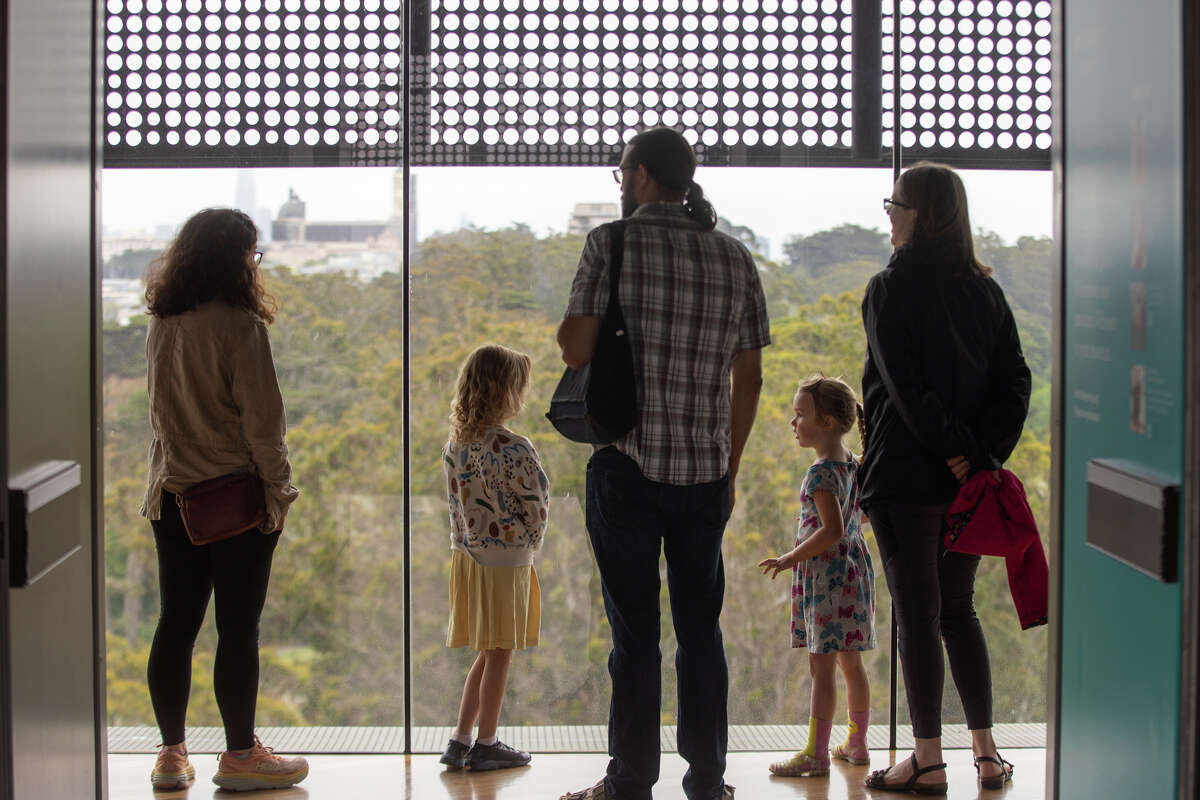 Los visitantes disfrutan de la vista desde el Observatorio DeYoung sobre el museo en el Golden Gate Park en San Francisco.