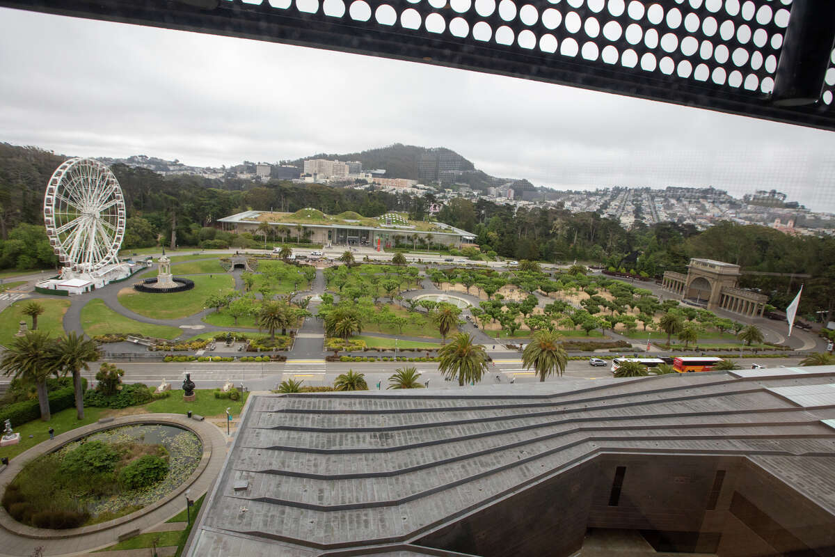 El Concurso de Música y la Academia de Ciencias de California se pueden ver desde la Torre de Observación Hamon sobre el Museo de Young en el Parque Golden Gate en San Francisco.