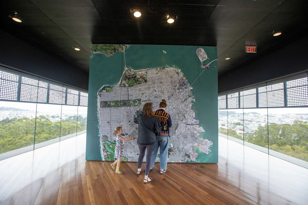 Los visitantes miran un mapa aéreo de San Francisco dentro de la Torre de Observación Hamon sobre el Museo de Young en el Parque Golden Gate en San Francisco.