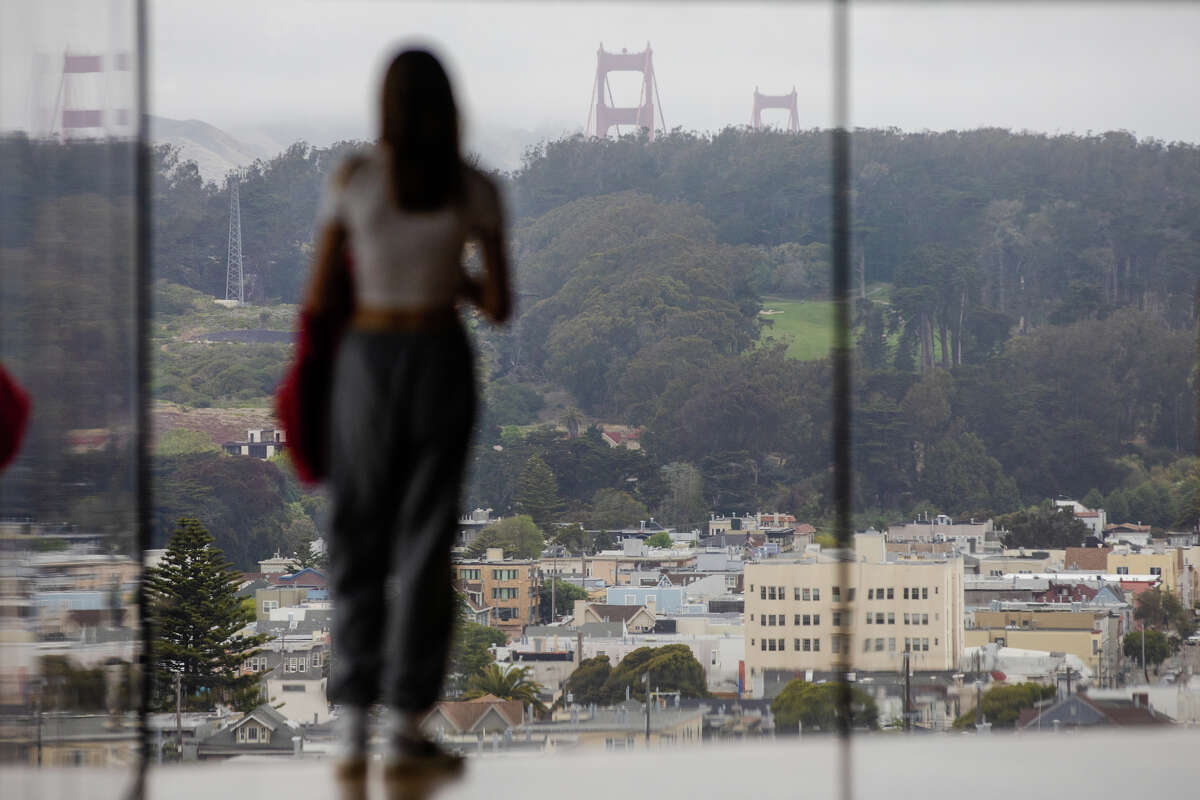 Un visitante contempla la vista, que incluye las torres del Puente Golden Gate, desde la Torre de Observación Hamon sobre el Museo de Young en el Parque Golden Gate en San Francisco.