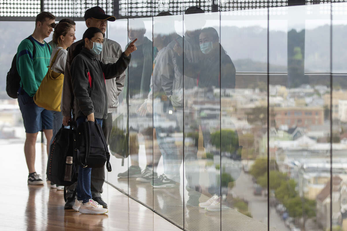 Los visitantes observan la vista desde la Torre de Observación Hamon sobre el Museo de Young en el Parque Golden Gate en San Francisco.