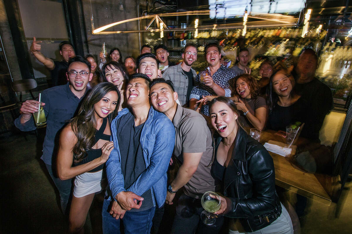 Los invitados se vuelven locos y se juntan para una foto grupal con el cumpleañero Daniel Yang, segundo desde abajo a la derecha, en Dragon Horse en San Francisco, California, 20 de mayo de 2023