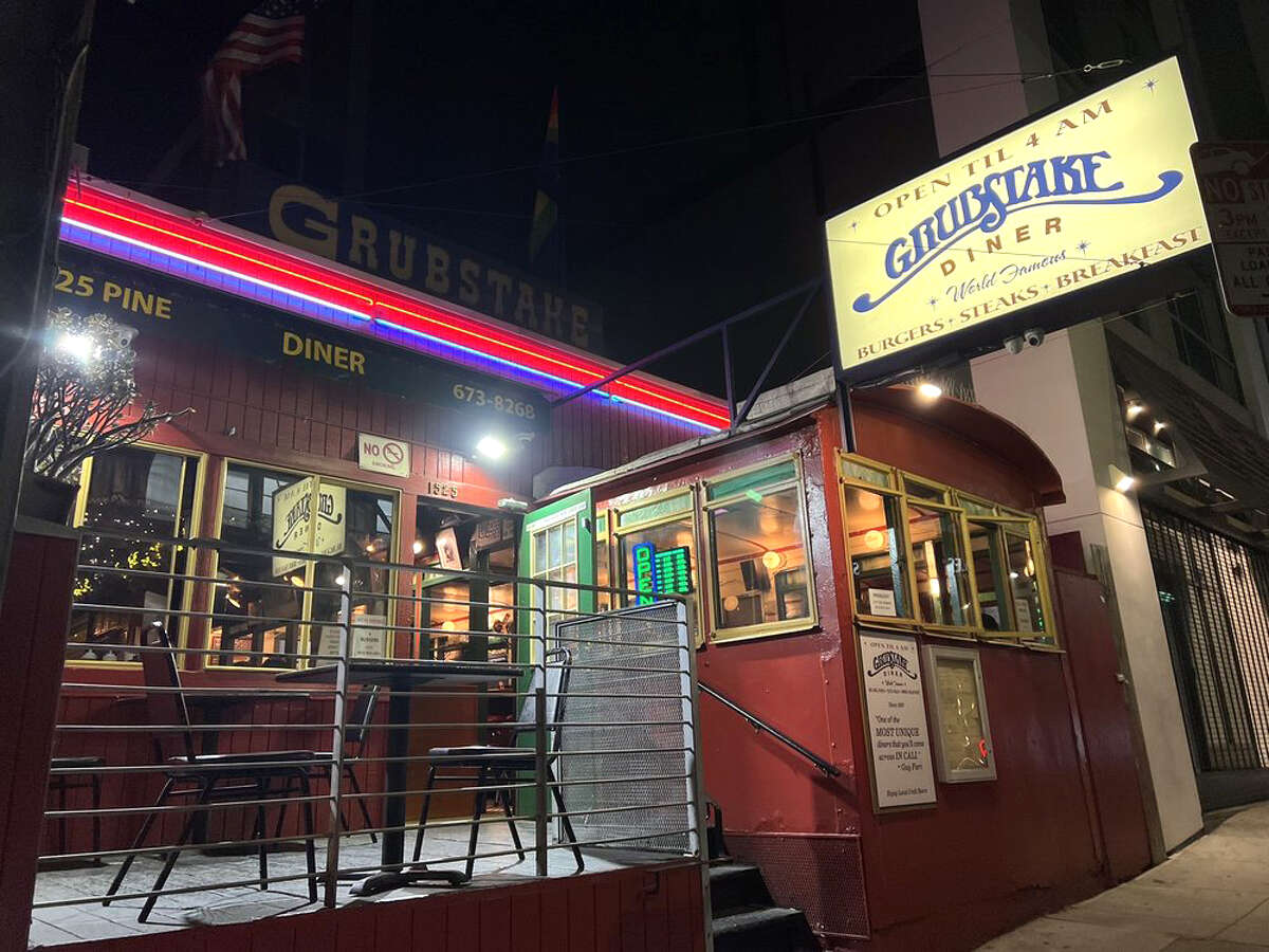 Una vista exterior de Grubstake Diner, uno de los pocos restaurantes nocturnos de larga duración de San Francisco.