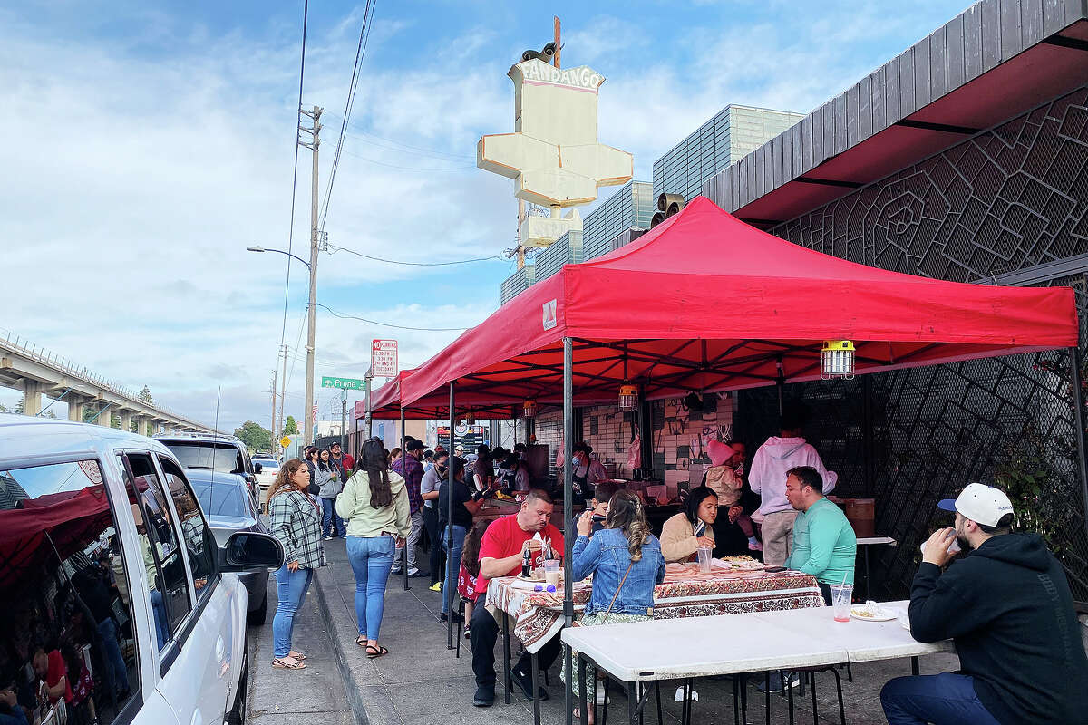 Los clientes disfrutan de los tacos en La Parrilla Loca.