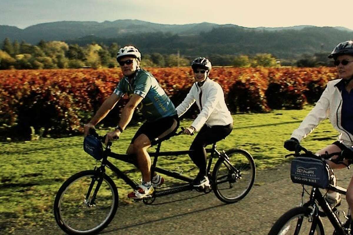 Getaway Adventures ofrece recorridos activos por Sonoma, incluidos viajes en kayak y sus populares salidas en bicicleta para todos los niveles que visitan varias bodegas para catas de vino. 