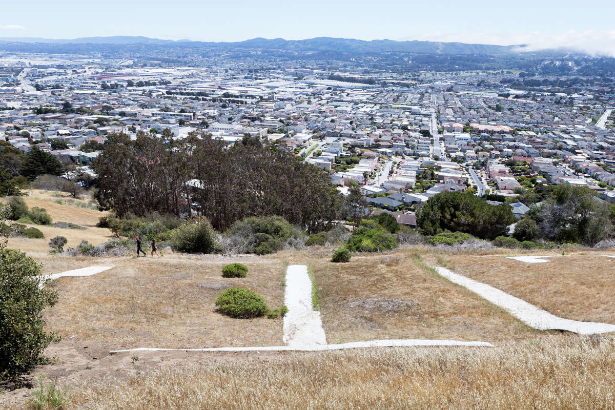 Los excursionistas recorren un circuito de 1.2 millas hasta el letrero de South San Francisco en Sign Hill en South San Francisco, California, el 12 de junio de 2021.