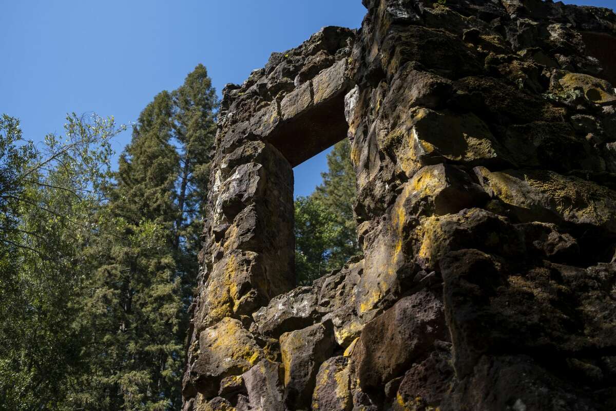 Los restos de Wolf House, que fue destruida por un incendio en 1913, se ven en el Parque Histórico Estatal Jack London en Glen Ellen, California, el 16 de abril de 2021.