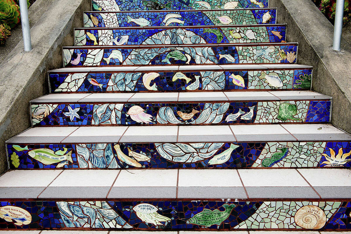 El Proyecto de escalones de mosaico de la avenida 16, un esfuerzo del vecindario para crear un mosaico que suba por las contrahuellas de los 163 escalones ubicados en la 16 y Moraga en San Francisco, California.