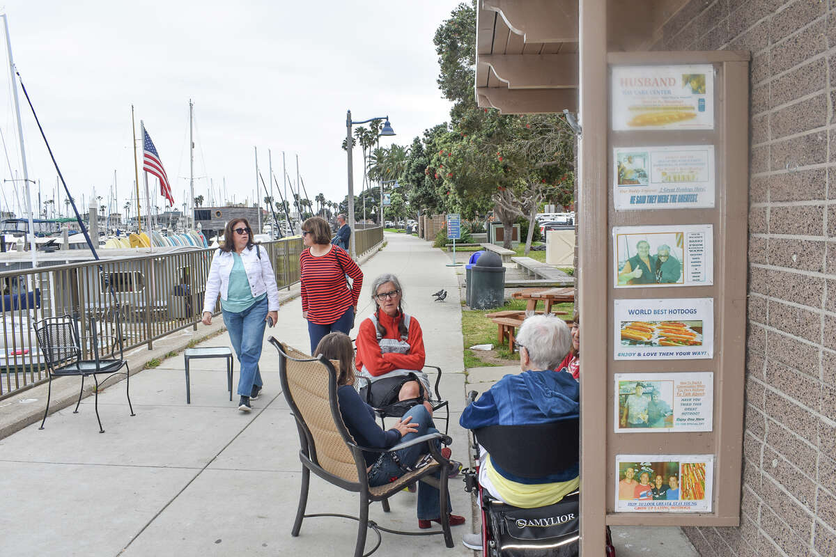 La gente se sienta afuera de Harbor Snack Shack en Santa Bárbara, California, el 31 de mayo de 2023. 