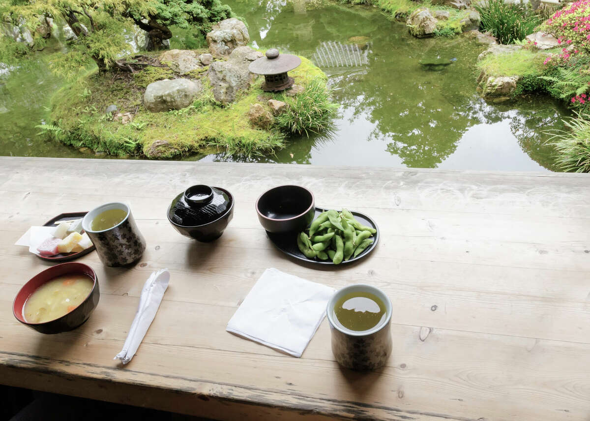 The Tea House en el Japanese Tea Garden en el Golden Gate Park de San Francisco sirve una variedad de té y refrigerios japoneses y una vista tranquila de los jardines. 