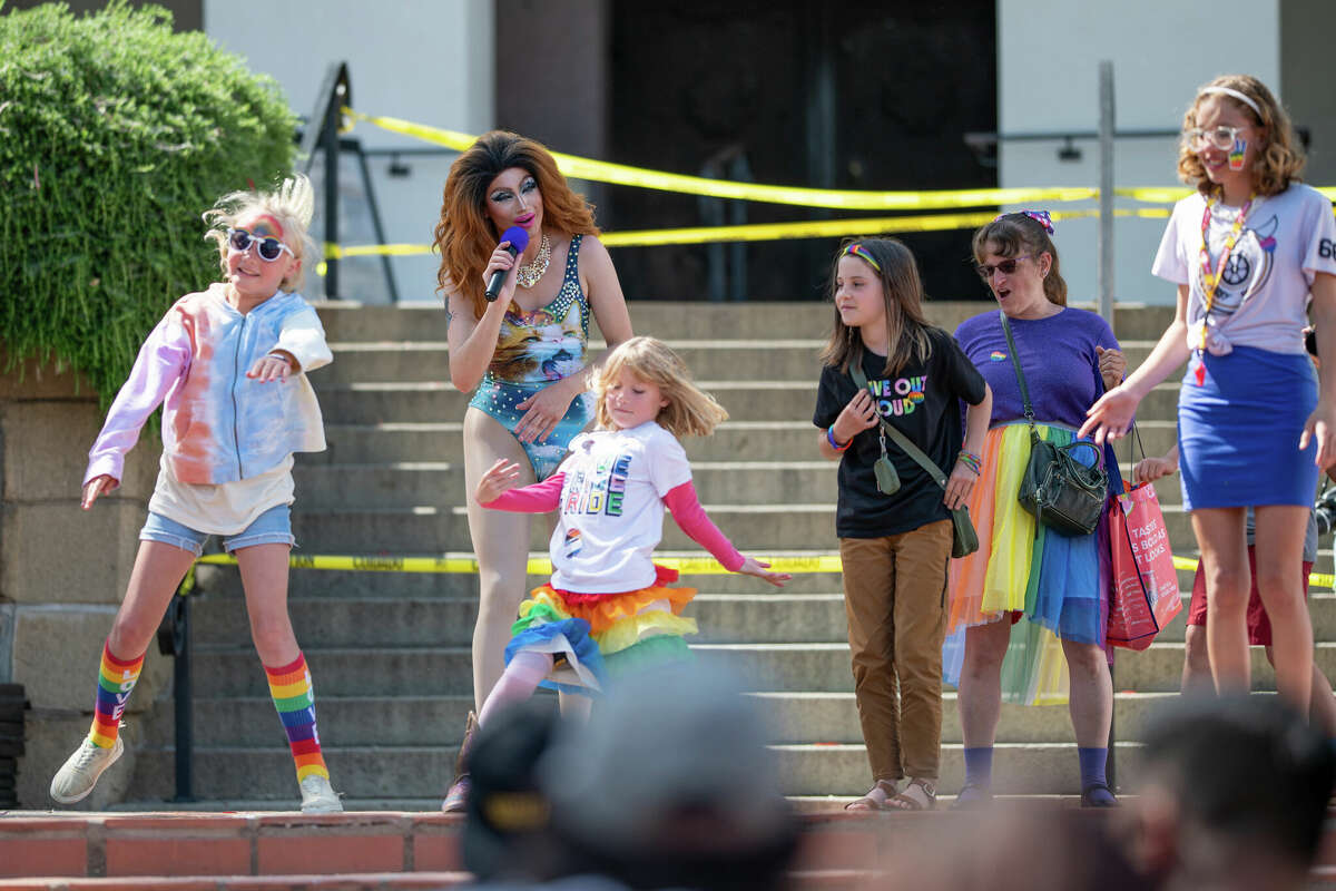 La artista Nala Diamond enseña a los niños movimientos de baile durante el Plaza Drag Show en SLO Pride en el centro de San Luis Obispo, el domingo 4 de junio de 2023. 