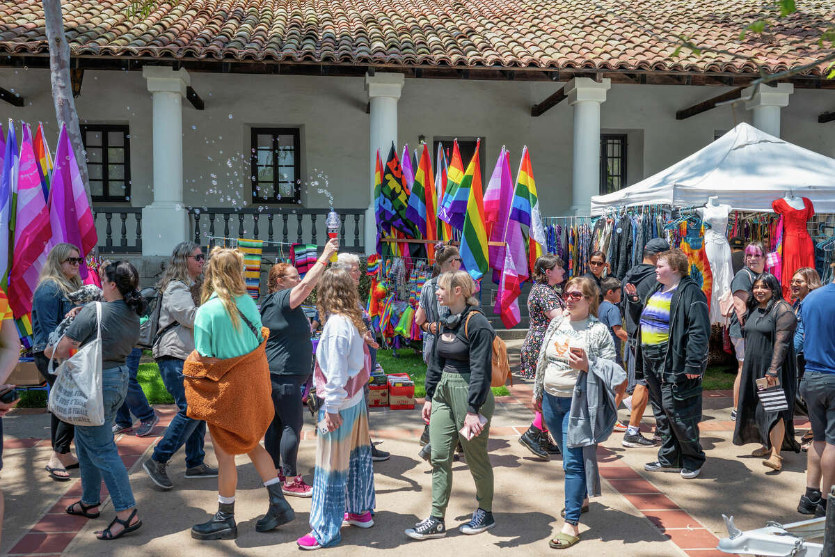 Las multitudes se reúnen para SLO Pride en el centro de San Luis Obispo, el domingo 4 de junio de 2023. 
