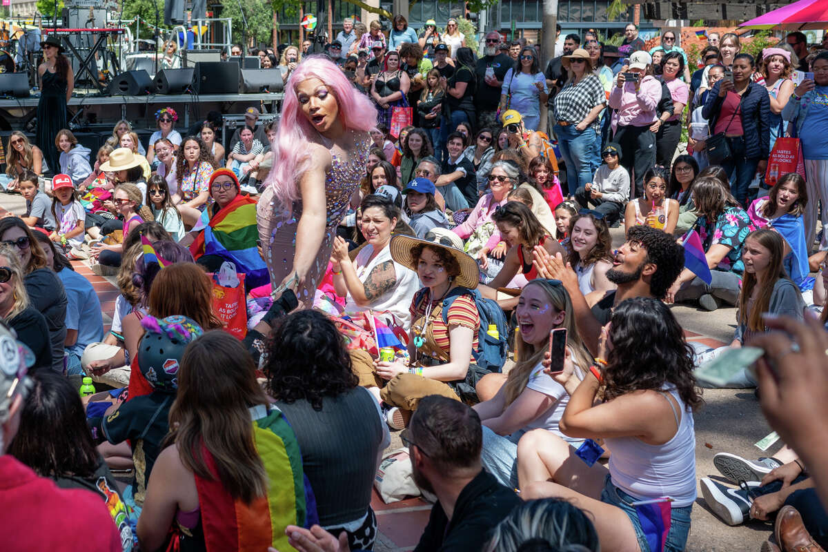 Un artista drag se mete entre la multitud durante el Plaza Drag Show en SLO Pride en el centro de San Luis Obispo, el domingo 4 de junio de 2023. 