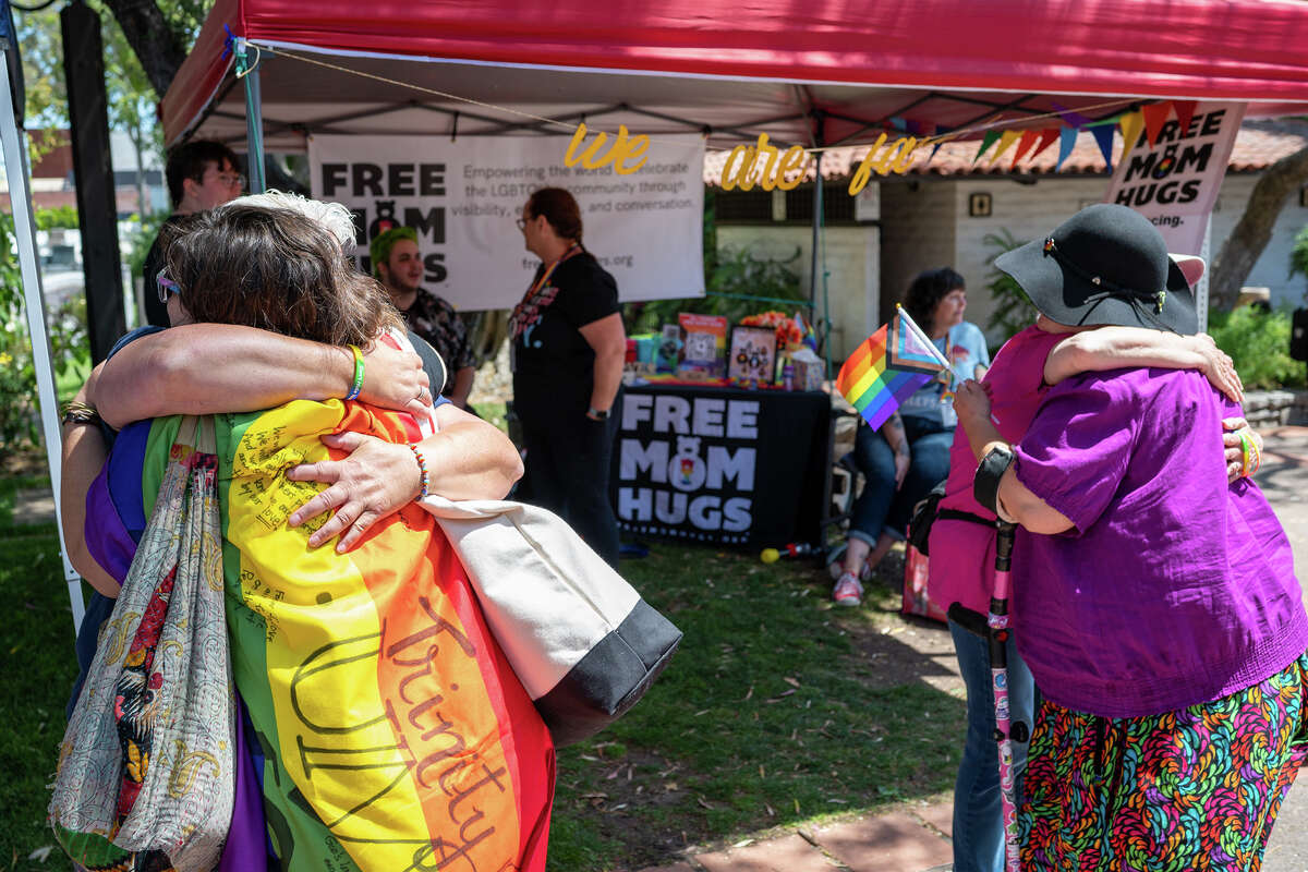 Los participantes del SLO Pridefest se abrazan en el centro de San Luis Obispo, el sábado 3 de junio de 2023. 