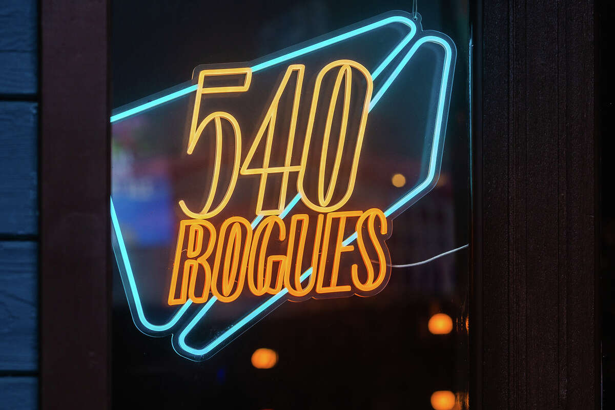 540 Rogues está en 540 Clement St. en el Distrito Richmond de San Francisco y está abierto de 2 pm a 2 am los días de semana y desde el mediodía hasta la medianoche los fines de semana.