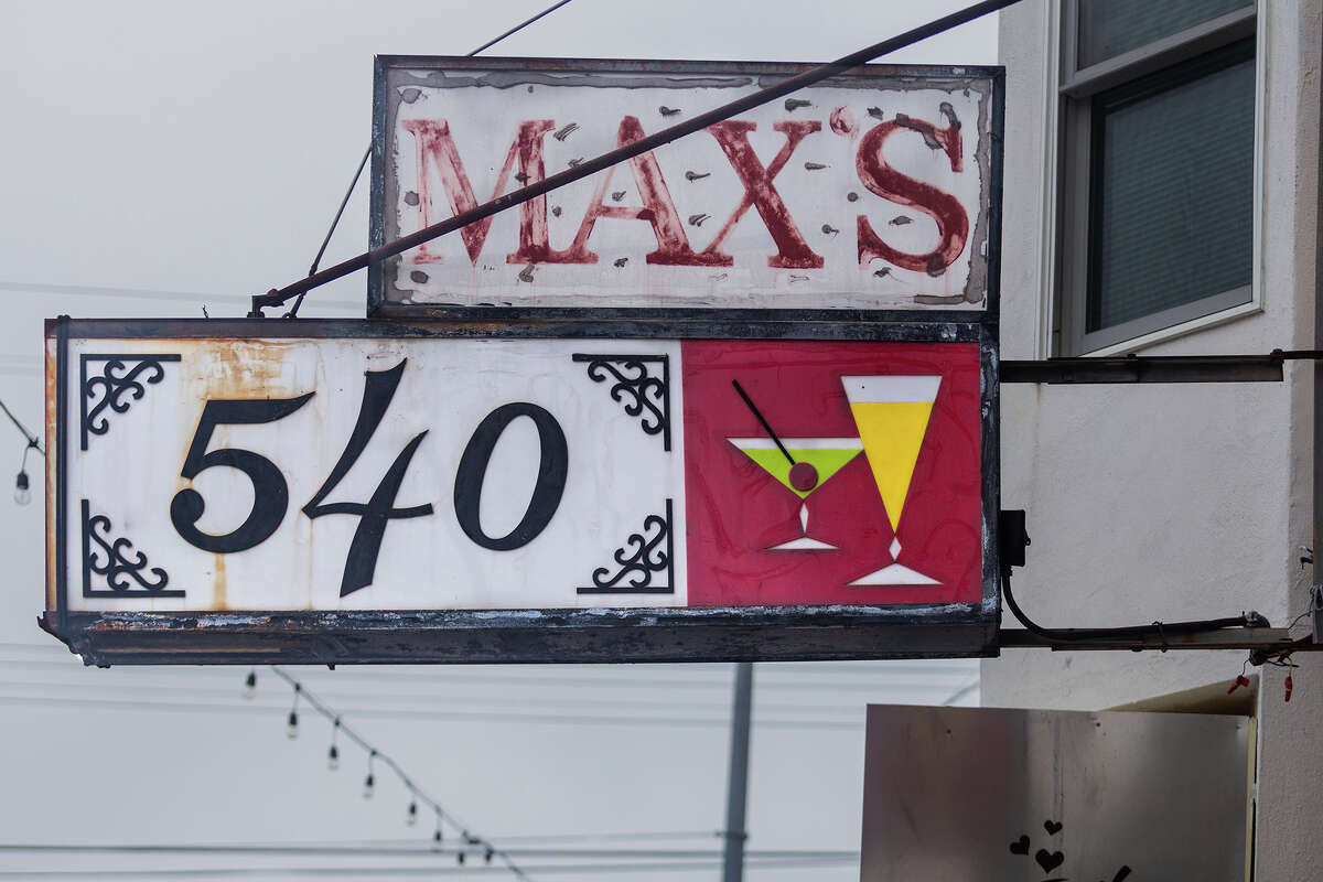Una iteración del bar dentro del edificio histórico en 540 Clement Street fue Max's 540 Club, como aún se muestra hoy en día en el lado este del letrero, fotografiado el 28 de mayo de 2023.