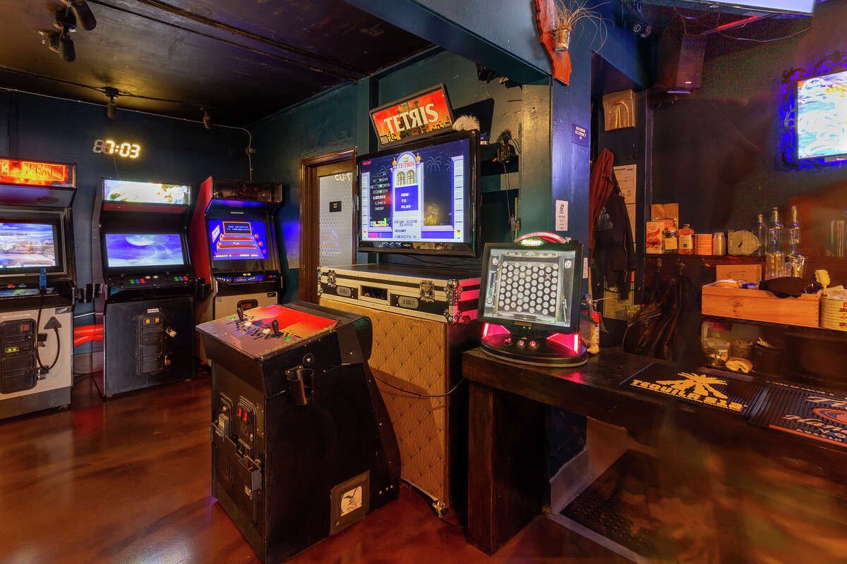 Varios juegos de arcade se alinean en la pared trasera de 540 Rogues en el distrito de Richmond de San Francisco, como se vio el sábado 27 de mayo de 2023.