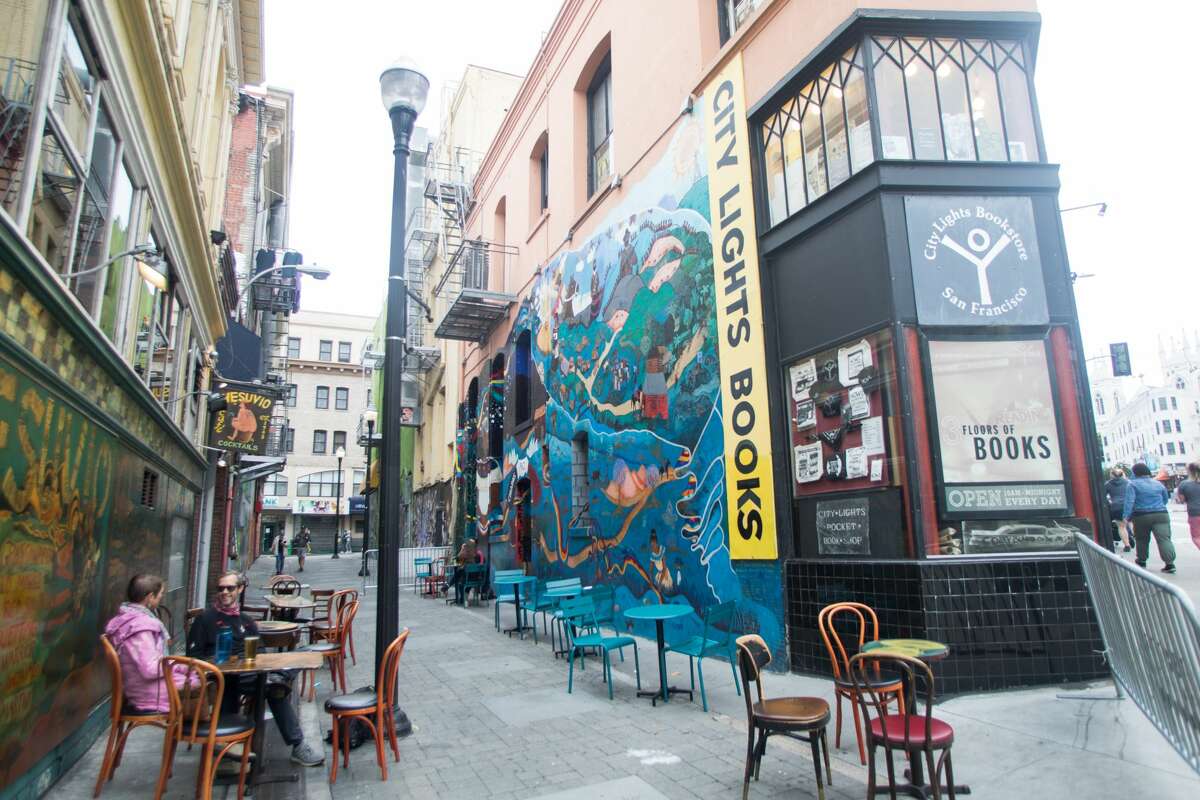 La gente disfruta de una bebida en Vesuvio Cafe en Jack Kerouac Alley en San Francisco, California, el 6 de agosto de 2021.