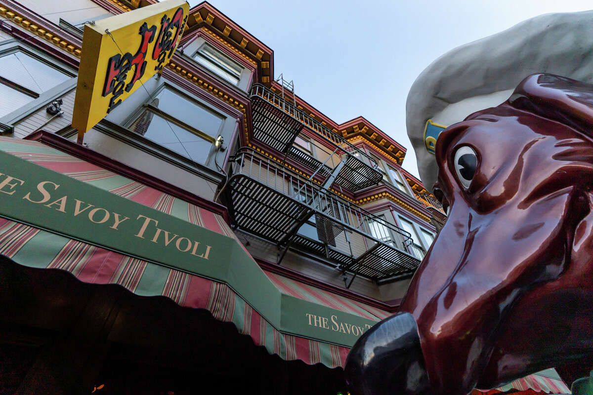 Una cabeza de Doggie Diner se sienta en un tráiler durante el evento principal de Films With Friends que mostró el documental Head Trip en Savoy Tivoli en el vecindario de North Beach en San Francisco, California, el 21 de junio de 2023.