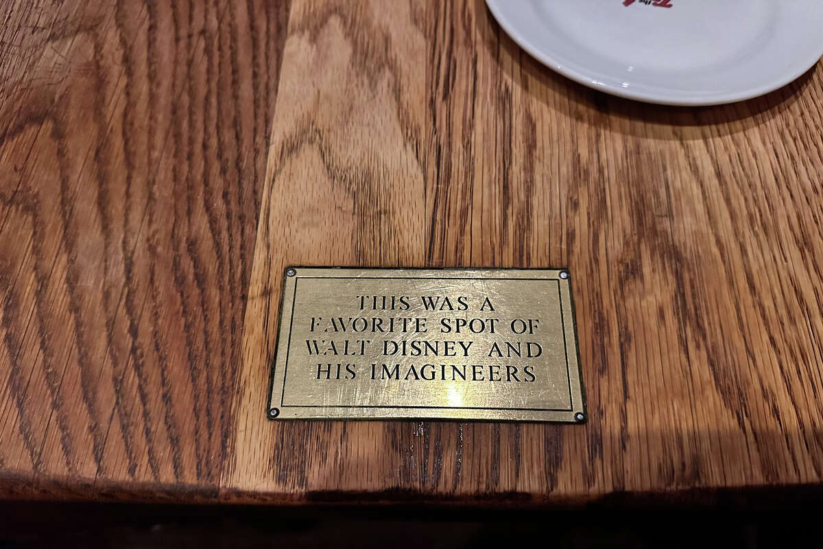 La mesa ha sido conmemorada con una placa y obras de arte de Disney.
