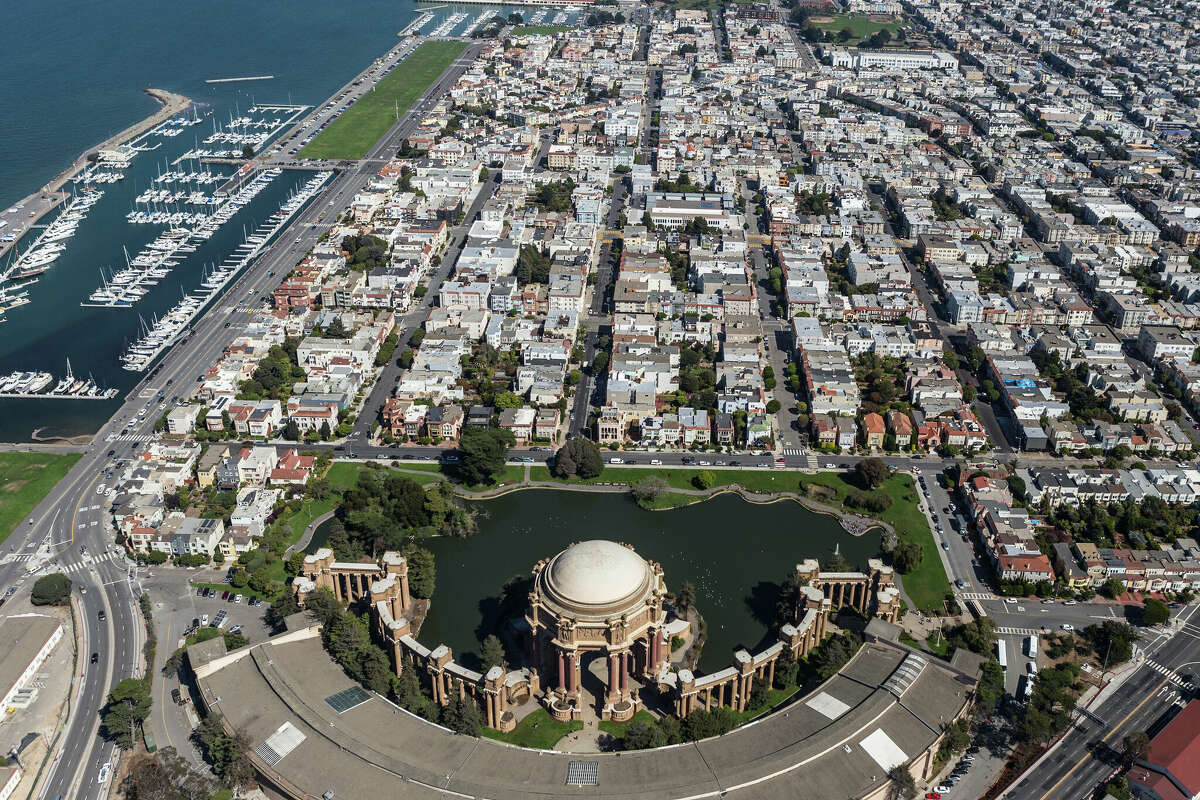 Vista aérea del Parque del Palacio de Bellas Artes en San Francisco, California.