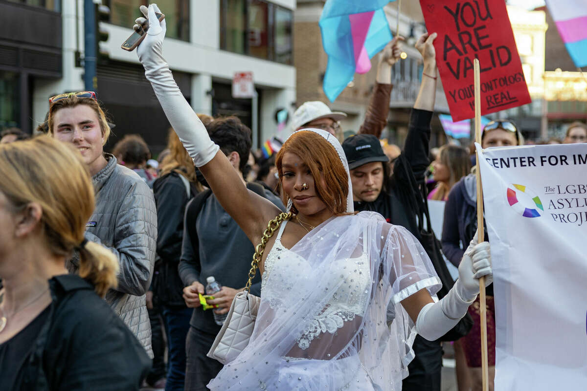Los participantes marchan en la Marcha Trans de San Francisco el viernes 23 de junio.