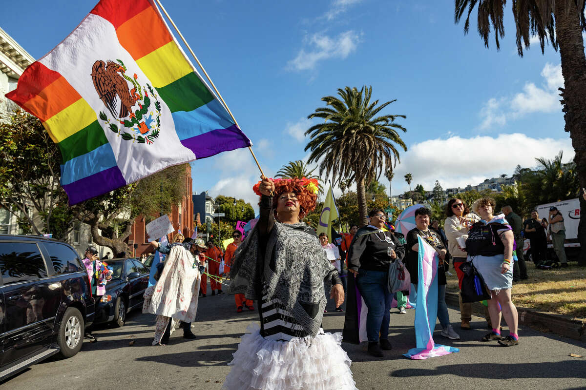 Un participante ondea una bandera en la Marcha Trans de San Francisco el viernes 23 de junio.