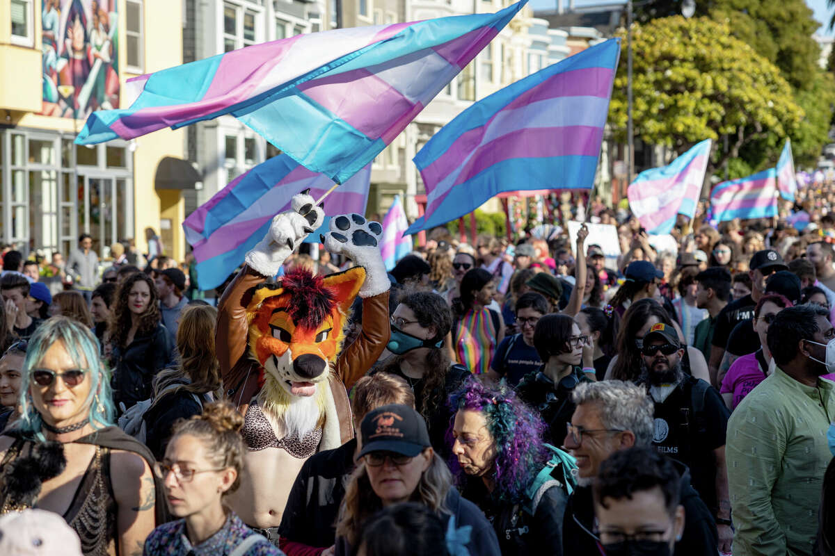 Los participantes marchan en la Marcha Trans de San Francisco el viernes 23 de junio.