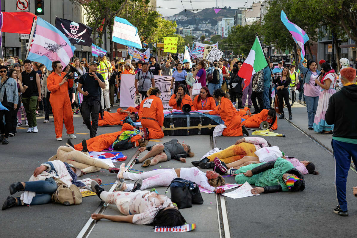 Los participantes de Trans March organizan una muerte en Market Street, en San Francisco, el viernes 23 de junio.