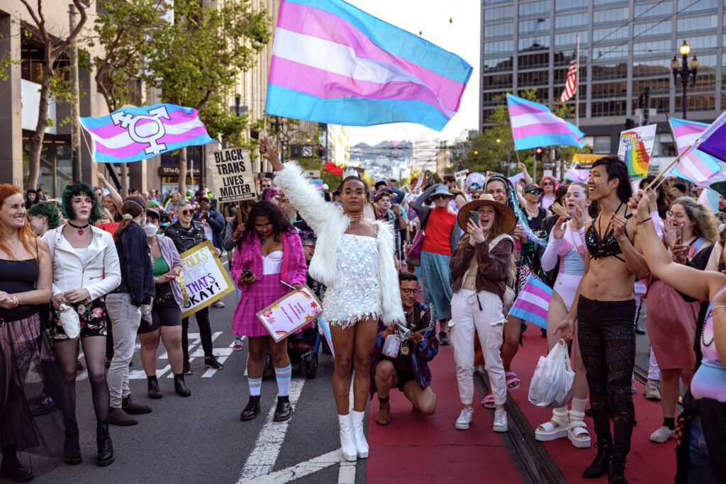 Miles toman las calles de San Francisco para la Marcha Trans anual