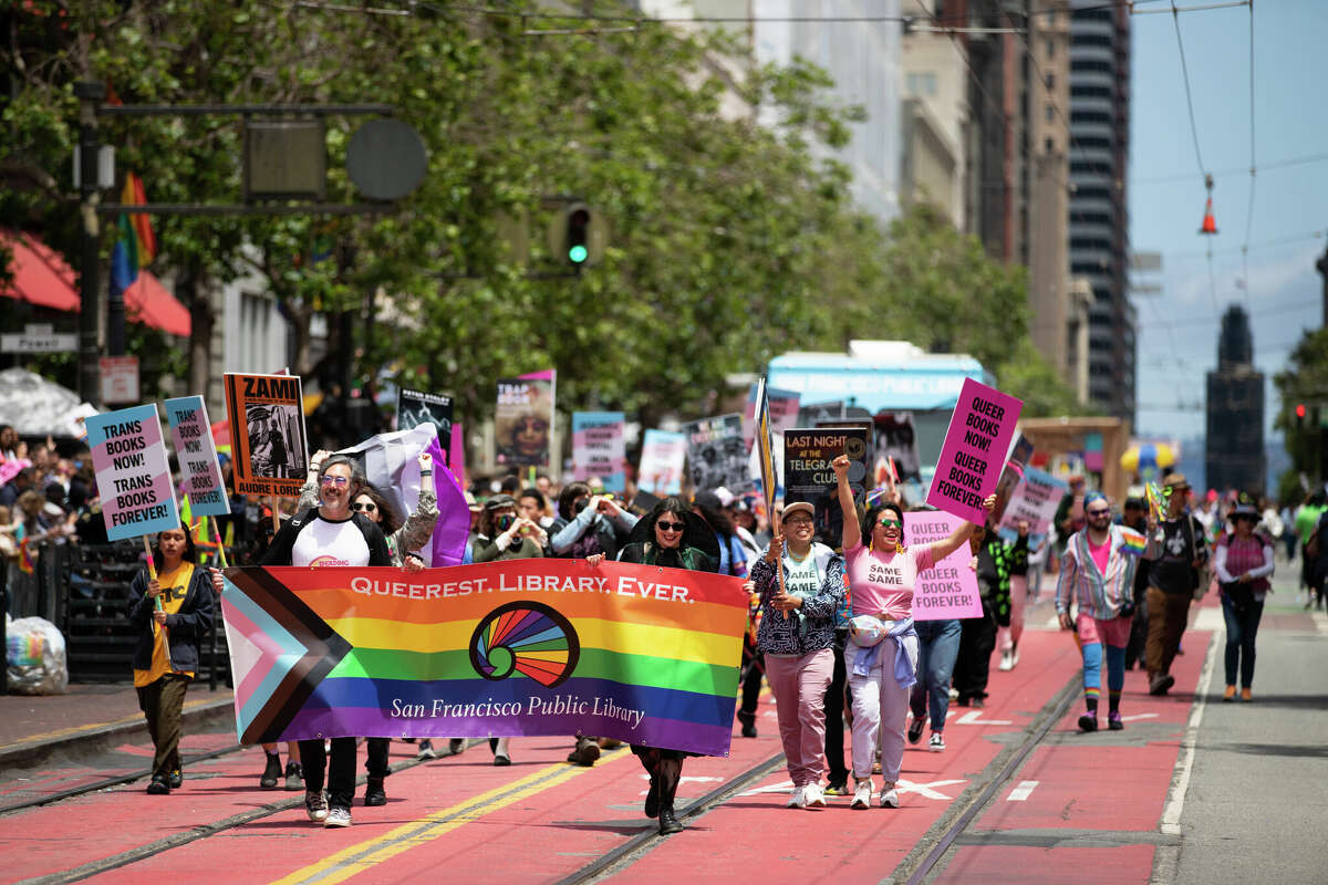 El contingente de la Biblioteca Pública de San Francisco marcha en el Desfile del Orgullo Gay anual de la ciudad en Market Street el 25 de junio de 2023. Foto de Magali Gauthier.