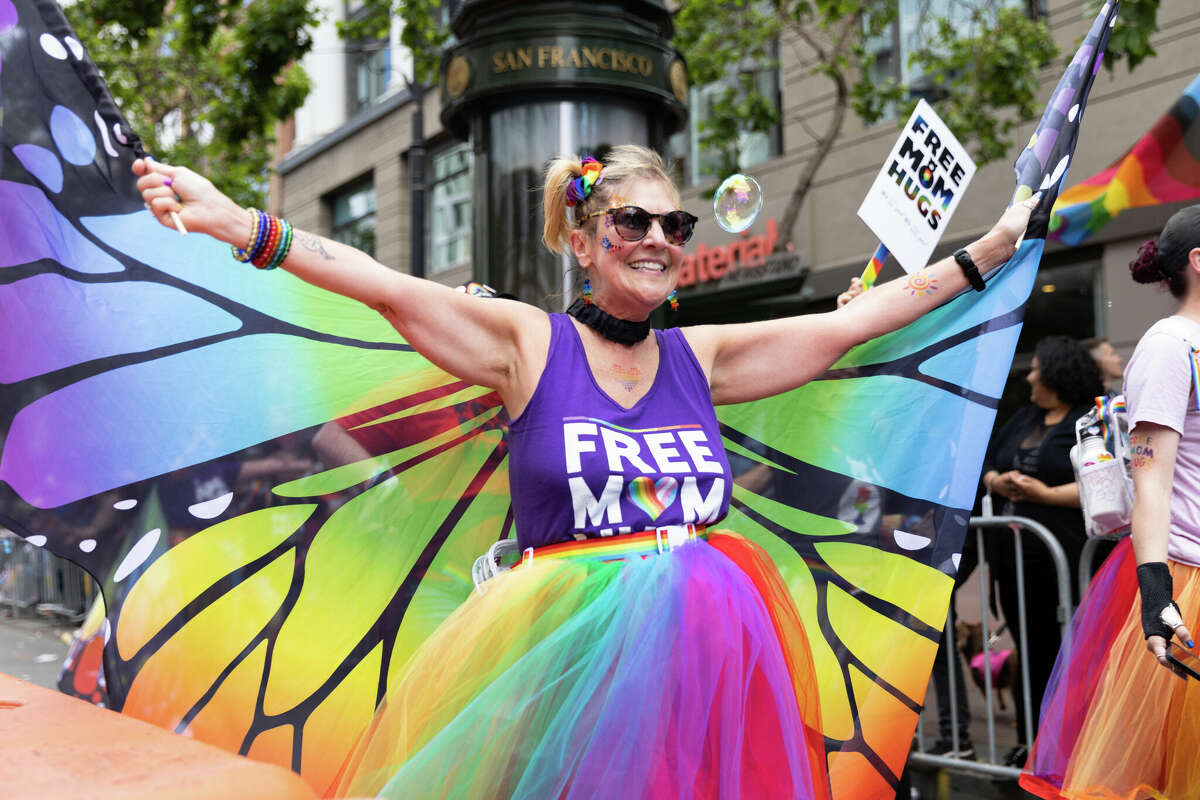 Denise Hedlind marcha en el Desfile del Orgullo Gay anual de San Francisco el 25 de junio de 2023. Foto de Magali Gauthier.