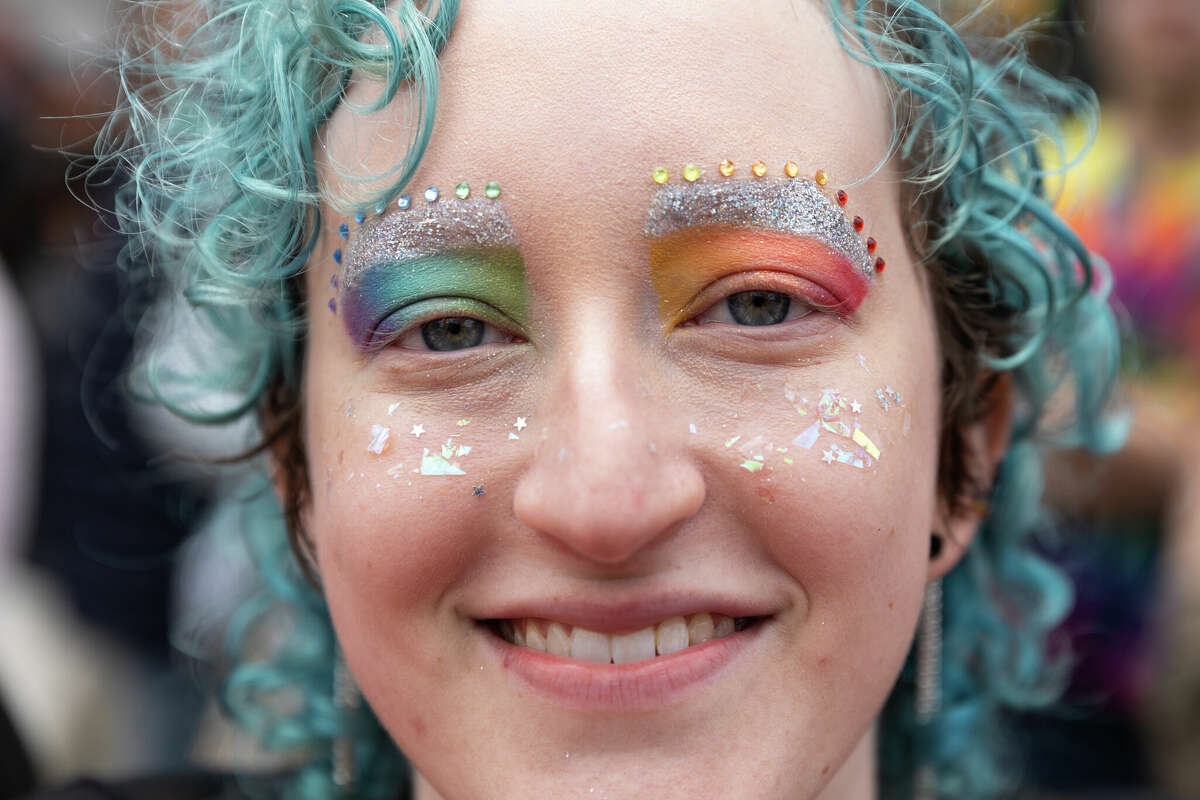 Claire Carden usa maquillaje de arcoíris y lentejuelas durante el Desfile del Orgullo Gay anual de San Francisco el 25 de junio de 2023. Foto de Magali Gauthier.