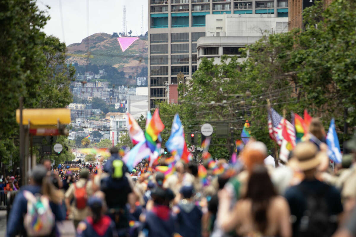El triángulo rosa se ve en la parte superior de Twin Peaks cuando el Desfile del Orgullo Gay anual de San Francisco se lleva a cabo en Market Street el 25 de junio de 2023. Foto de Magali Gauthier.