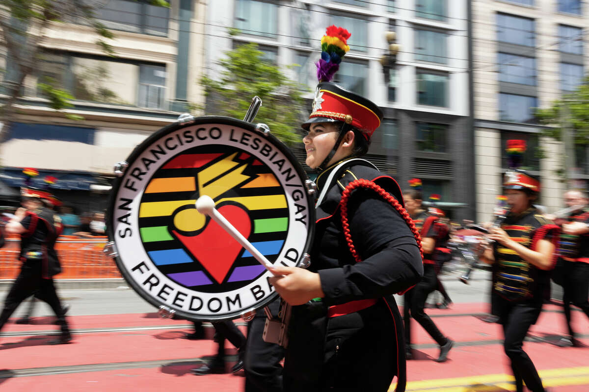 Un baterista de la Banda de Libertad Gay/Lesbiana de San Francisco marcha en el Desfile del Orgullo Gay anual de la ciudad el 25 de junio de 2023. Foto de Magali Gauthier.