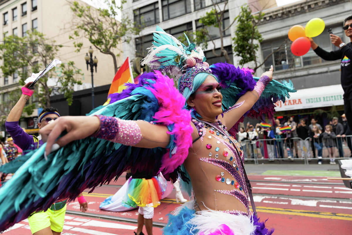 Ashley Zúñiga baila en el Desfile del Orgullo Gay anual de San Francisco en Market Street el 25 de junio de 2023. Foto de Magali Gauthier.