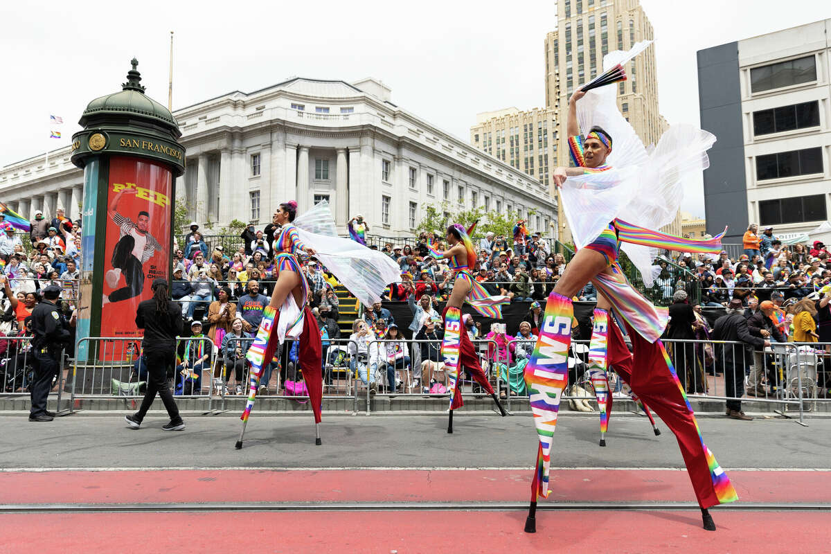 Los artistas sobre zancos marchan frente a los espectadores durante el Desfile del Orgullo Gay anual de San Francisco el 25 de junio de 2023. Foto de Magali Gauthier.