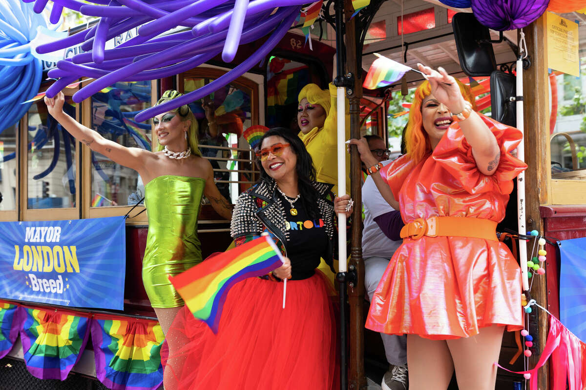 El alcalde London Breed monta un teleférico en el Desfile del Orgullo Gay anual de San Francisco el 25 de junio de 2023. Foto de Magali Gauthier.