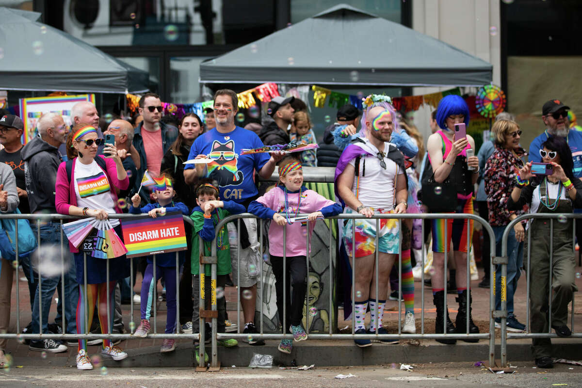 Los espectadores ven pasar el Desfile del Orgullo Gay anual de San Francisco en Market Street el 25 de junio de 2023. Foto de Magali Gauthier.