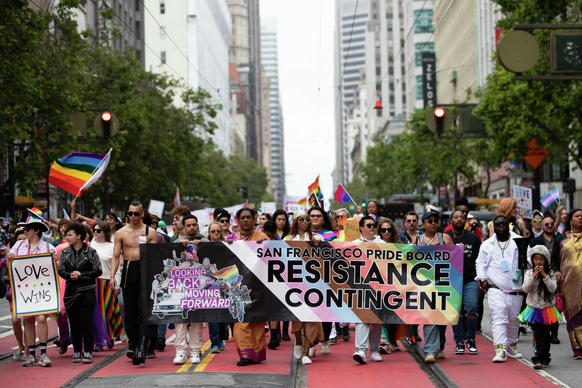 La Junta del Orgullo de San Francisco encabeza el Desfile del Orgullo Gay anual de la ciudad en Market Street el 25 de junio de 2023. Foto de Magali Gauthier.