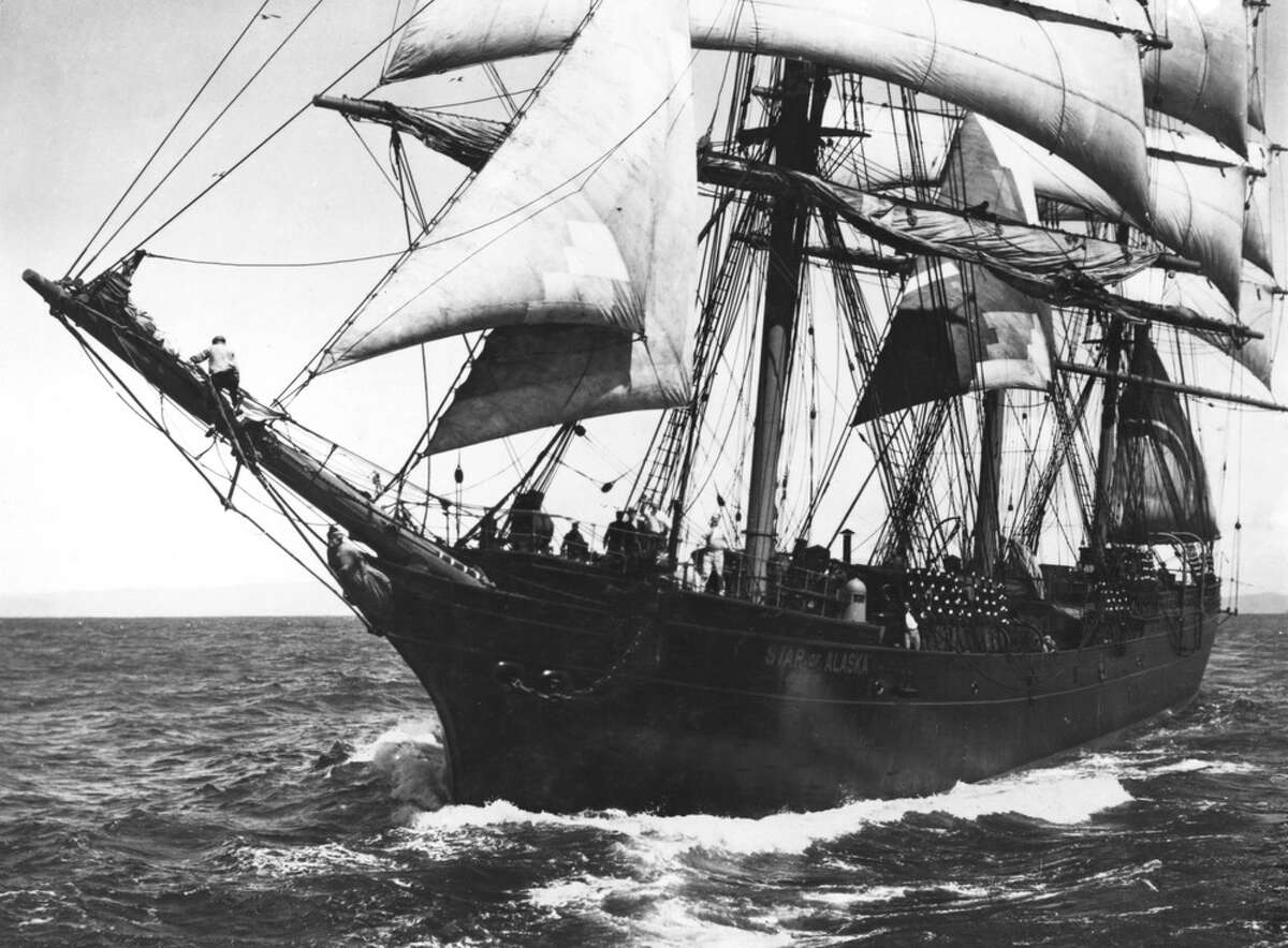 Hoy en día, puede ser difícil imaginar el Balclutha, uno de los barcos históricos amarrados en el muelle de Hyde Street, navegando, pero esta foto muestra la belleza del aparejo cuadrado en el mar cuando todavía era conocido como la Estrella de Alaska. 